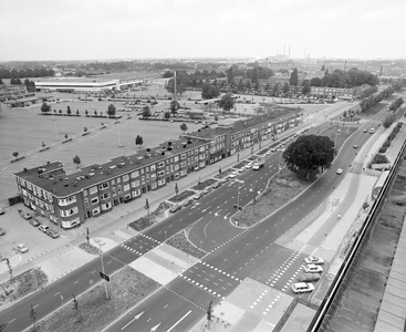 884234 Gezicht vanaf het gebouw van het CVI (Centrum voor Informatieverwerking, Croeselaan 22) over de Croeselaan te ...